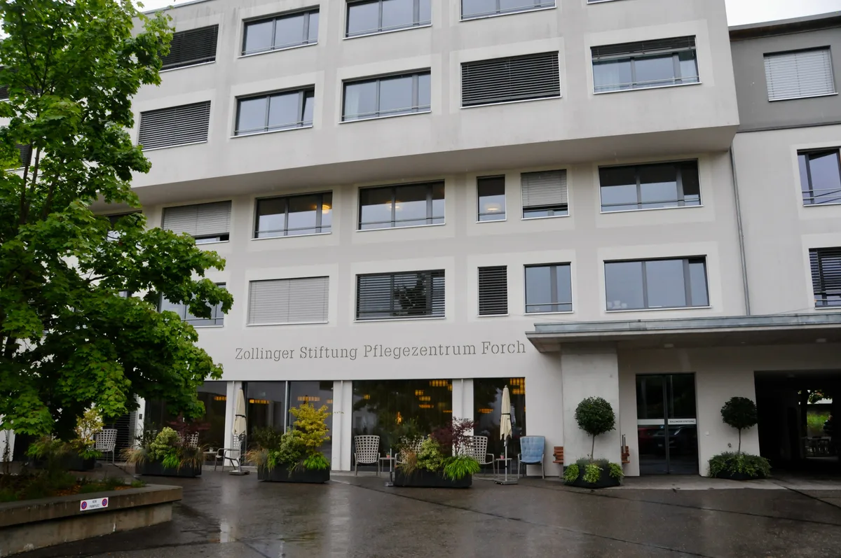 Man sieht den Eingang der Zollinger Stiftung.